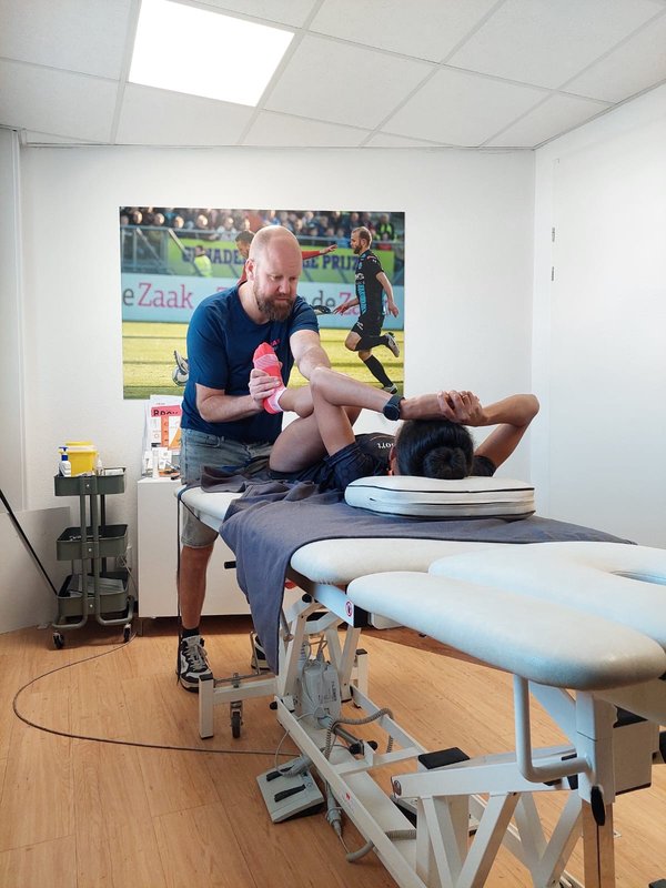 Behandeling atleet Fanos Zwaan bij TRIAS Fysio in Utrecht.